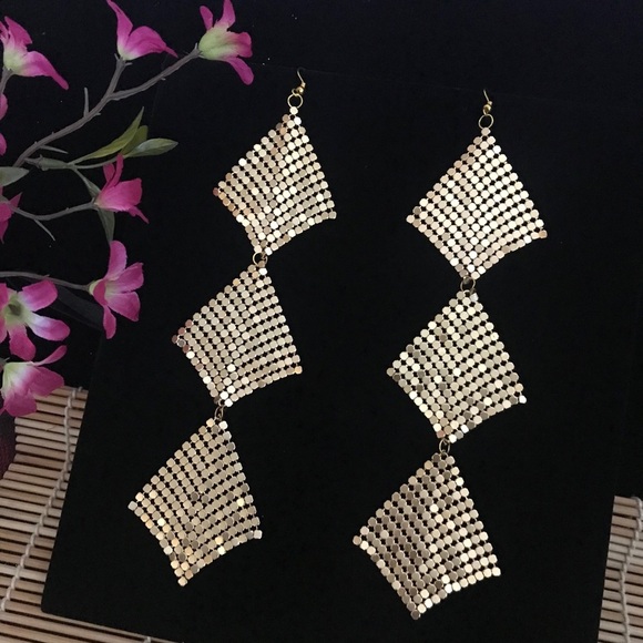 💙 5 for $25 💙 Gold Mesh Dangle Earrings - Picture 2 of 6